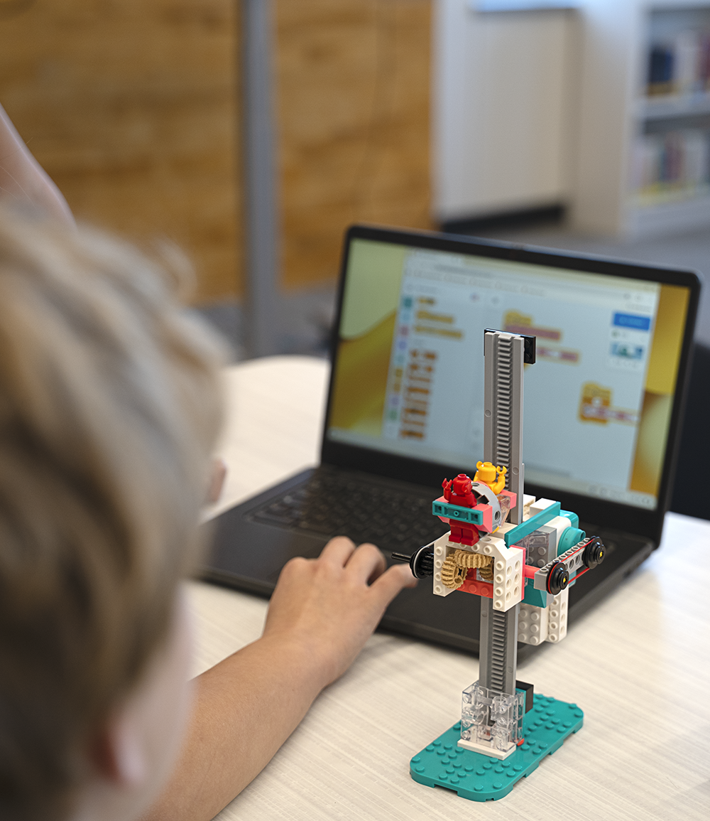 LEGO® Education Bilgisayar Bilimi ve Yapay Zeka 11+ Eğitimi